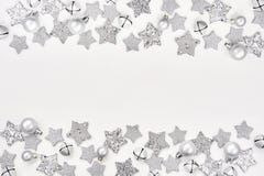 cardez la salutation de Noël Décoration argentée de Noël sur le Ba blanc image stock cardez la salutation de Noël Décoration argentée de Noël sur le Ba blanc image stock