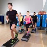 Cardio gruppo di ballo di punto ad addestramento della palestra di forma fisica fotografia stock libera da diritti Cardio gruppo di ballo di punto ad addestramento della palestra di forma fisica fotografia stock libera da diritti