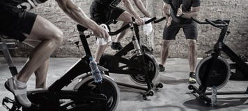 Cardio utbildning på cykeln royaltyfri fotografi Cardio utbildning på cykeln royaltyfri fotografi