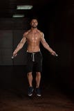 Cardio время с скача веревочкой стоковое изображение Cardio время с скача веревочкой стоковое изображение
