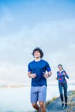 Cardio тренировка - пара jogging в прожитии природы здоровом стоковая фотография rf Cardio тренировка - пара jogging в прожитии природы здоровом стоковая фотография rf