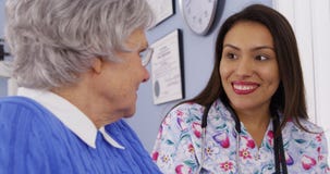 Caregiver και ανώτερος ασθενής που μιλούν από κοινού στοκ φωτογραφία με δικαίωμα ελεύθερης χρήσης Caregiver και ανώτερος ασθενής που μιλούν από κοινού στοκ φωτογραφία με δικαίωμα ελεύθερης χρήσης