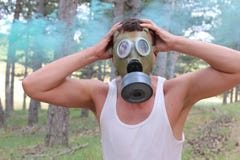Careta antigás del hombre que lleva y pánico de experimentación imagenes de archivo Careta antigás del hombre que lleva y pánico de experimentación imagenes de archivo