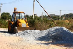 Cargador amarillo de la retroexcavadora en la construcción de carreteras fotografía de archivo libre de regalías Cargador amarillo de la retroexcavadora en la construcción de carreteras fotografía de archivo libre de regalías