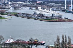 Cargo y barco de cruceros imágenes de archivo libres de regalías Cargo y barco de cruceros imágenes de archivo libres de regalías