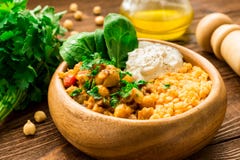 Cari crémeux tout préparé de pois chiche de vegan et yaourt grec photo stock Cari crémeux tout préparé de pois chiche de vegan et yaourt grec photo stock