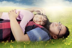 Caricia del hombre su hija en prado imágenes de archivo libres de regalías Caricia del hombre su hija en prado imágenes de archivo libres de regalías