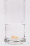 Caries en un vaso de agua imagen de archivo libre de regalías Caries en un vaso de agua imagen de archivo libre de regalías