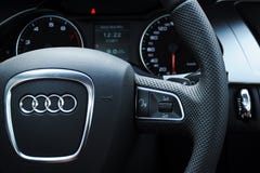 Carlinga de Audi a4 y volante fotografía de archivo Carlinga de Audi a4 y volante fotografía de archivo