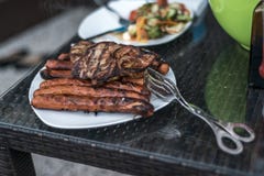 Carne arrostita deliziosa assortita con insalata in piatto bianco del fondo sulla tavola per il partito del bbq della famiglia Immagini Stock Libere da Diritti Carne arrostita deliziosa assortita con insalata in piatto bianco del fondo sulla tavola per il partito del bbq della famiglia Immagini Stock Libere da Diritti