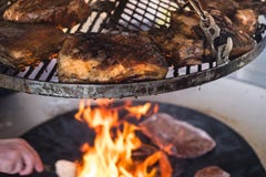Carne asada de cerdo crujiente en una parrilla del Bbq foto de archivo libre de regalías Carne asada de cerdo crujiente en una parrilla del Bbq foto de archivo libre de regalías
