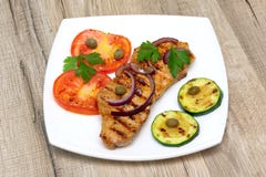 Carne asada a la parrilla con las verduras en un fondo de madera Fotografía de archivo