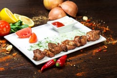 Carne asada a la parrilla deliciosa clasificada con la verdura sobre los carbones en una barbacoa Foto de archivo libre de regalías Carne asada a la parrilla deliciosa clasificada con la verdura sobre los carbones en una barbacoa Foto de archivo libre de regalías