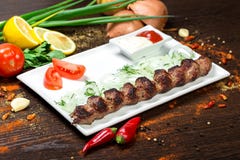Carne asada a la parrilla deliciosa clasificada con la verdura sobre los carbones en una barbacoa Foto de archivo Carne asada a la parrilla deliciosa clasificada con la verdura sobre los carbones en una barbacoa Foto de archivo