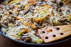 Carne asiática tradicional de la carne de vaca con las verduras en wok imagenes de archivo Carne asiática tradicional de la carne de vaca con las verduras en wok imagenes de archivo