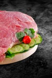 Carne crua fresca do presunto da carne de porco decorada com os vegetais na mesa de cozinha mais o trajeto de grampeamento Imagens de Stock Royalty Free Carne crua fresca do presunto da carne de porco decorada com os vegetais na mesa de cozinha mais o trajeto de grampeamento Imagens de Stock Royalty Free