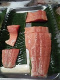 Carne de pescados frescos que se ha cortado en venta en el mercado fotografía de archivo Carne de pescados frescos que se ha cortado en venta en el mercado fotografía de archivo