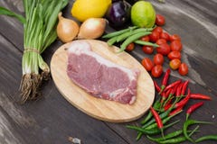 Carne de vaca fresca cruda de la carne cruda lista a cocinar con el parsle de las cebollas foto de archivo Carne de vaca fresca cruda de la carne cruda lista a cocinar con el parsle de las cebollas foto de archivo