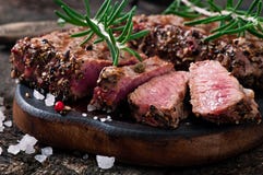 Carne de vaca jugosa del hecho del filete foto de archivo libre de regalías Carne de vaca jugosa del hecho del filete foto de archivo libre de regalías