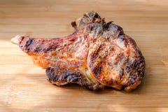 Carne deliciosa de la carne de vaca con el humo asado a la parrilla imagenes de archivo Carne deliciosa de la carne de vaca con el humo asado a la parrilla imagenes de archivo