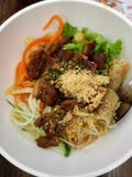 Carne di maiale arrostita di vietnamita con i vermicelli del riso immagini stock Carne di maiale arrostita di vietnamita con i vermicelli del riso immagini stock