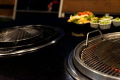 Carne di maiale tailandese della griglia del barbecue sul buffet caldo della pentola, pentola della carne di maiale diMOO-gata ? fotografia stock Carne di maiale tailandese della griglia del barbecue sul buffet caldo della pentola, pentola della carne di maiale diMOO-gata ? fotografia stock