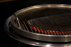 Carne di maiale tailandese della griglia del barbecue sul buffet caldo della pentola, pentola della carne di maiale diMOO-gata ? immagini stock libere da diritti Carne di maiale tailandese della griglia del barbecue sul buffet caldo della pentola, pentola della carne di maiale diMOO-gata ? immagini stock libere da diritti
