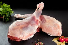 Carne fresca e cruda Gamba del pomodoro e del pepe crudi dell'agnello su fondo nero immagine stock libera da diritti Carne fresca e cruda Gamba del pomodoro e del pepe crudi dell'agnello su fondo nero immagine stock libera da diritti