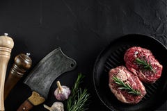 Carne grezza fresca Un pezzo di filetto di manzo sulla leccarda, con un'ascia di taglio, con le spezie per la cottura sulla tavol immagine stock Carne grezza fresca Un pezzo di filetto di manzo sulla leccarda, con un'ascia di taglio, con le spezie per la cottura sulla tavol immagine stock