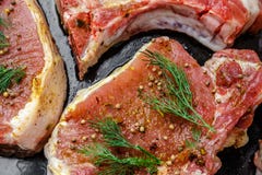 Carne succosa della bistecca con aneto, pepe e le spezie dal lato, prima della cottura nel forno fotografia stock libera da diritti Carne succosa della bistecca con aneto, pepe e le spezie dal lato, prima della cottura nel forno fotografia stock libera da diritti