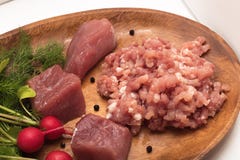 Carne succosa tagliata in primo piano tritato servito con i grandi pezzi di ortaggi freschi, di condimento e di erbe della carne fotografie stock libere da diritti Carne succosa tagliata in primo piano tritato servito con i grandi pezzi di ortaggi freschi, di condimento e di erbe della carne fotografie stock libere da diritti
