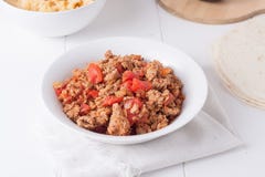 Carne à terra fritada com os tomates prontos para tacos imagens de stock Carne à terra fritada com os tomates prontos para tacos imagens de stock