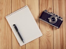 Carnet avec l'appareil-photo de stylo et de vintage sur le bureau en bois Vue supérieure images libres de droits Carnet avec l'appareil-photo de stylo et de vintage sur le bureau en bois Vue supérieure images libres de droits