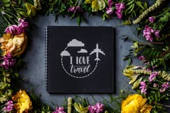 Carnet et bouquet des fleurs lumineuses se trouvant sur le fond gris Configuration plate Vue supérieure photos stock Carnet et bouquet des fleurs lumineuses se trouvant sur le fond gris Configuration plate Vue supérieure photos stock