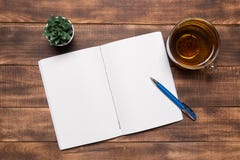 carnet ouvert de vue supérieure avec les pages vides à côté de la tasse de café sur la table en bois préparez pour ajouter le tex images stock carnet ouvert de vue supérieure avec les pages vides à côté de la tasse de café sur la table en bois préparez pour ajouter le tex images stock