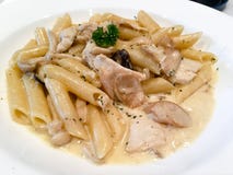 Carnonara de pâtes avec le poulet, le champignon et la saucisse image stock Carnonara de pâtes avec le poulet, le champignon et la saucisse image stock