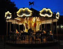 Carosello nel parco di notte Spettacolo di notte fotografia stock Carosello nel parco di notte Spettacolo di notte fotografia stock
