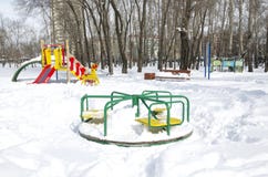 Carousel в покрытом снег, общественном парке атракционов ` s детей 40 градусов замораживают больше России Сибирь ужасный чем стоковая фотография rf Carousel в покрытом снег, общественном парке атракционов ` s детей 40 градусов замораживают больше России Сибирь ужасный чем стоковая фотография rf