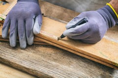 Carpentiere che misura con un metro di legno fotografia stock libera da diritti Carpentiere che misura con un metro di legno fotografia stock libera da diritti