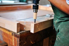 Carpentiere che perfora la struttura di porta immagini stock Carpentiere che perfora la struttura di porta immagini stock