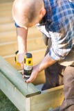 Carpinteiro Building Deck imagens de stock Carpinteiro Building Deck imagens de stock