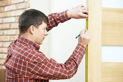 Carpintero en la instalación de la puerta fotografía de archivo libre de regalías Carpintero en la instalación de la puerta fotografía de archivo libre de regalías