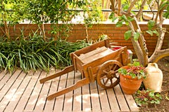 Carrello di giardino di legno fotografie stock libere da diritti Carrello di giardino di legno fotografie stock libere da diritti