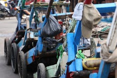 Carrello di legno allineato per il trasporto pesce o del calamaro dai pescherecci al porto fotografie stock libere da diritti Carrello di legno allineato per il trasporto pesce o del calamaro dai pescherecci al porto fotografie stock libere da diritti