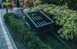 Carrello di legno con le bottiglie di vino all'entrata al ristorante immagini stock Carrello di legno con le bottiglie di vino all'entrata al ristorante immagini stock