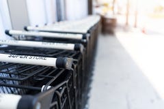 Carrello vuoto al supermercato immagine stock libera da diritti Carrello vuoto al supermercato immagine stock libera da diritti