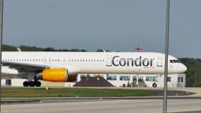 Carreteo plano del cóndor en el aeropuerto de Francfort, FRA Carreteo plano del cóndor en el aeropuerto de Francfort, FRA