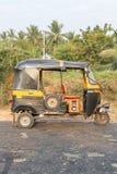 Carrito auto visto del lado, tuk-tuk en el camino, Hampi fotografía de archivo libre de regalías Carrito auto visto del lado, tuk-tuk en el camino, Hampi fotografía de archivo libre de regalías