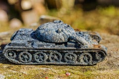 Carro armato militare del giocattolo d'annata arrugginito immagini stock libere da diritti Carro armato militare del giocattolo d'annata arrugginito immagini stock libere da diritti