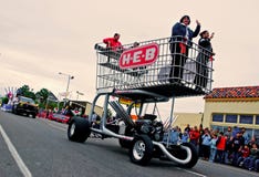 Carro de compra enorme na parada fotografia de stock Carro de compra enorme na parada fotografia de stock